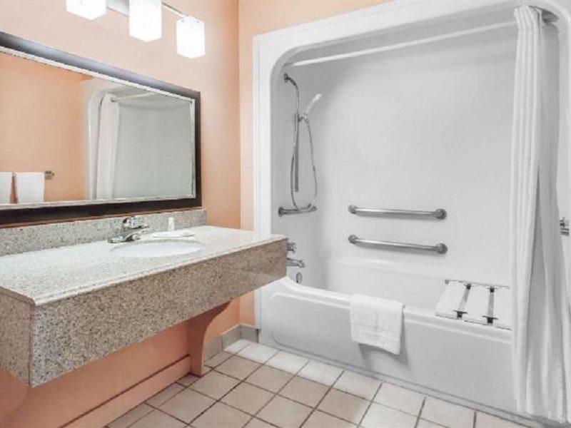 Premier Inn Palestine Bagian luar foto
